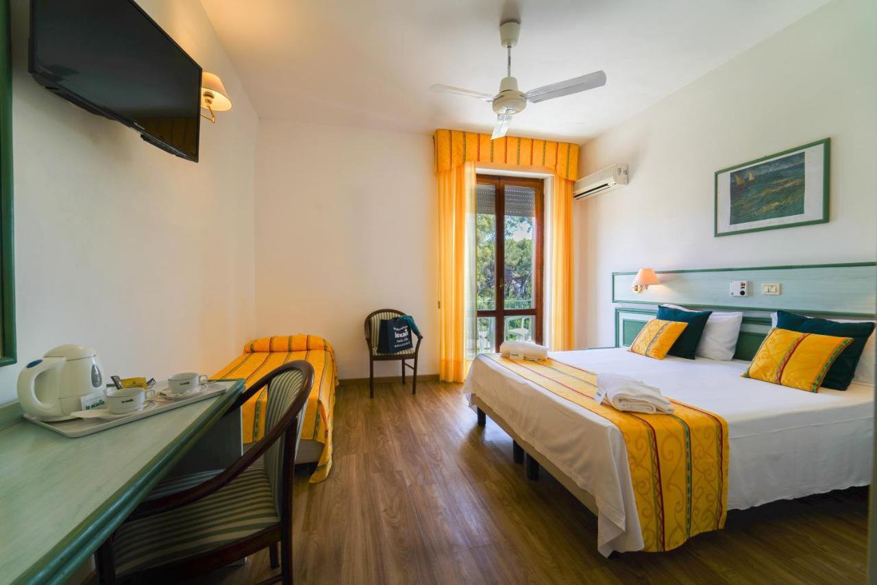 Hotel Le Acacie Каполивери Екстериор снимка
